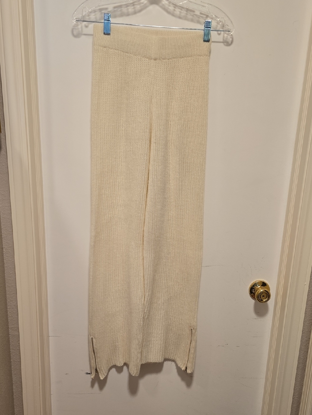 1 Cozy Cream Knit Pants With Zipper On Bottom Of Lehs